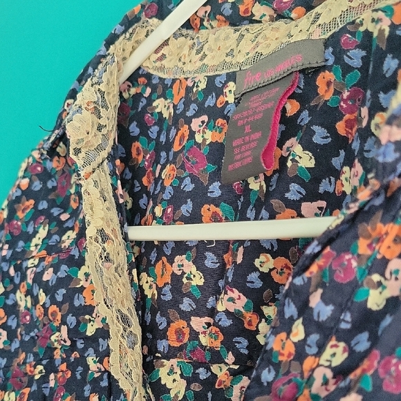 Floral Button-Up Blouse - Picture 4 of 9